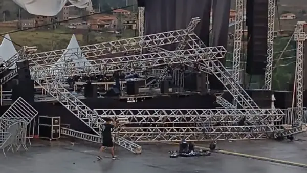 Imagens impressionantes: Festa do Peão Boiadeiro em MG é cancelada após  chuva destruir palco e arquibancada